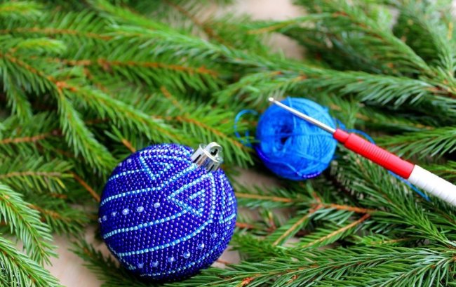 Вяжем крючком елочный шарик из бисера - «Вязание крючком»