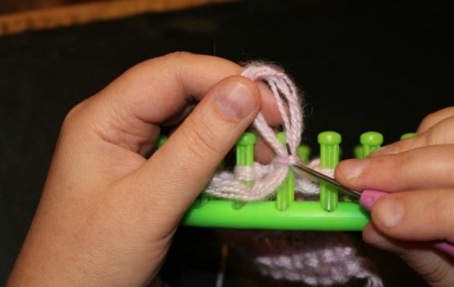 Учимся вязать на луме (Loom knitting). Урок второй: - «Вязание на вилке»