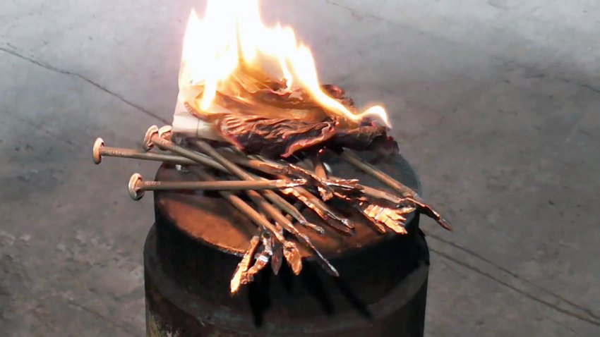 Как разжечь огонь при помощи обычного гвоздя - «Своими Руками»